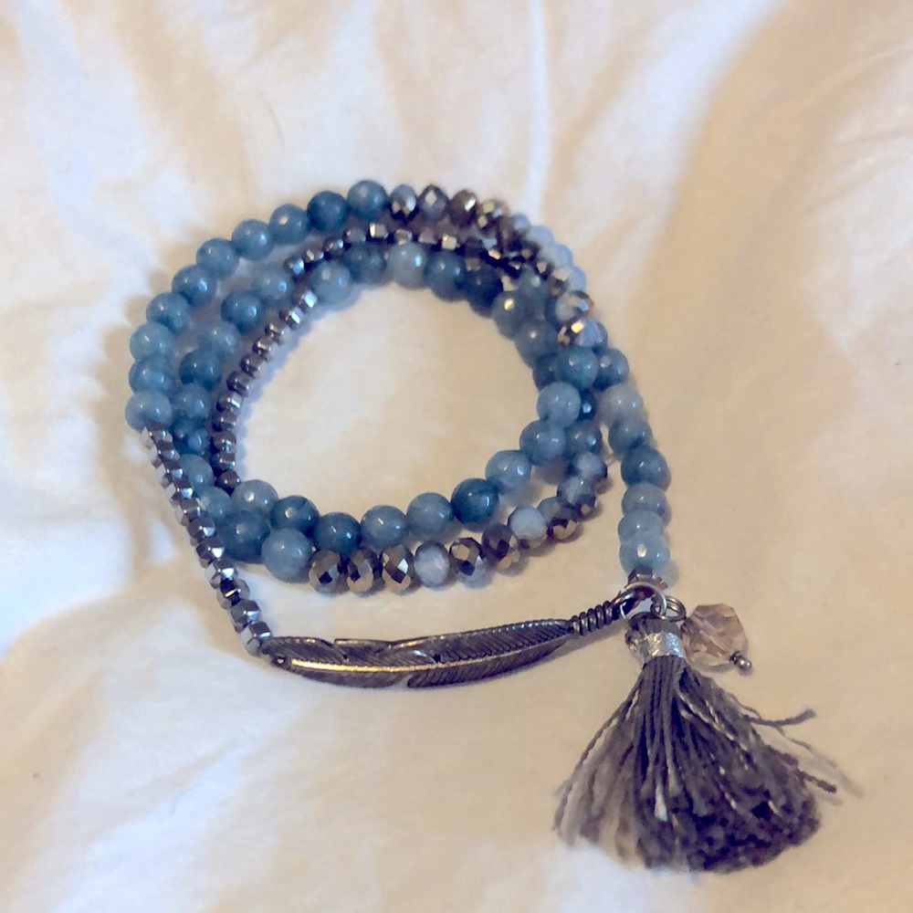 Super pretty bracelet with feather. 🥰